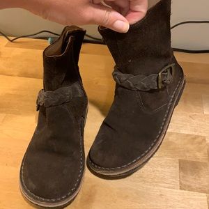 Girls brown suede boots, zipper closure